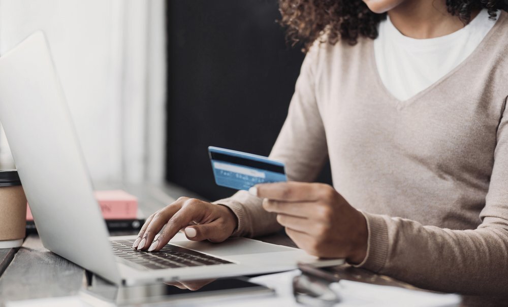 Online,Shopping.,Young,Woman,Holding,Credit,Card,And,Using,Laptop.